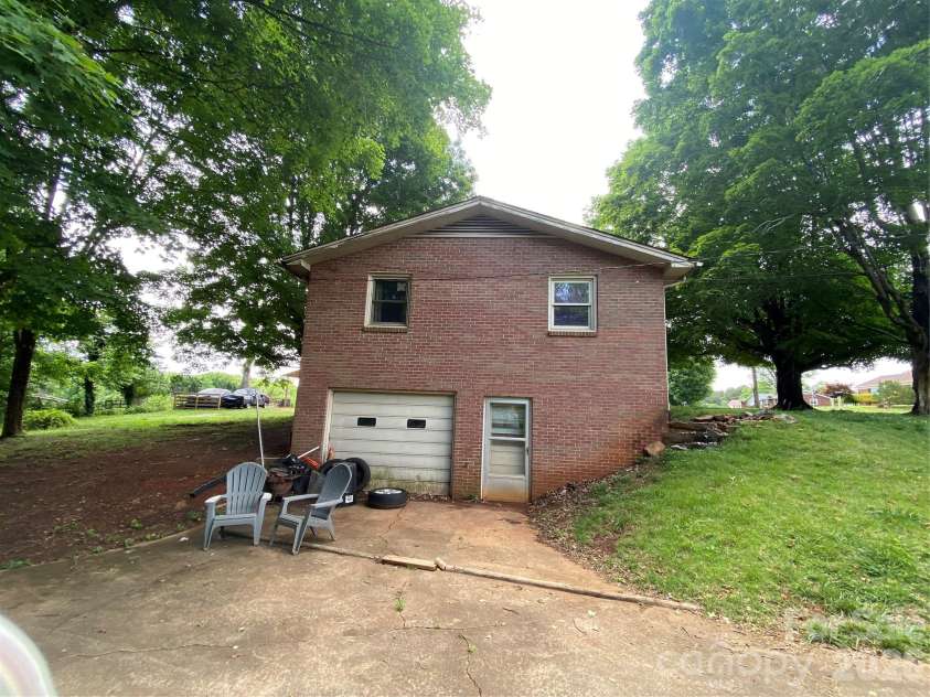 2071 Colonial Lane, Hickory, NC 28601.  MLS# CAR4385886, YatesRealty ID 44984. 