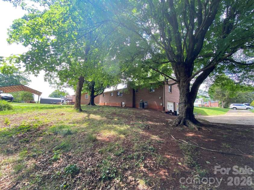2071 Colonial Lane, Hickory, NC 28601.  MLS# CAR4385886, YatesRealty ID 44984. 