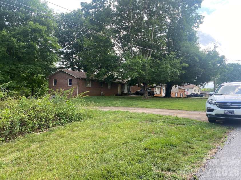 2071 Colonial Lane, Hickory, NC 28601.  MLS# CAR4385886, YatesRealty ID 44984. 