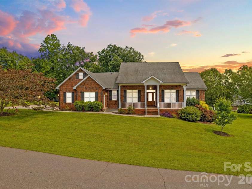 209 Seven Springs Loop, Statesville, NC 28625.  MLS# CAR4415479, YatesRealty ID 44985. 