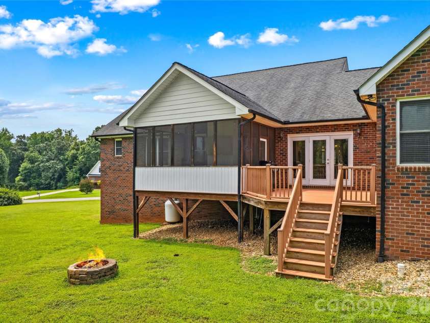 209 Seven Springs Loop, Statesville, NC 28625.  MLS# CAR4415479, YatesRealty ID 44985. 