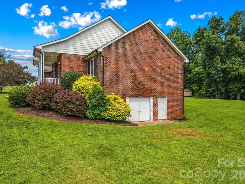 209 Seven Springs Loop, Statesville, NC 28625.  MLS# CAR4415479, YatesRealty ID 44985. 