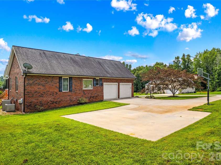 209 Seven Springs Loop, Statesville, NC 28625.  MLS# CAR4415479, YatesRealty ID 44985. 