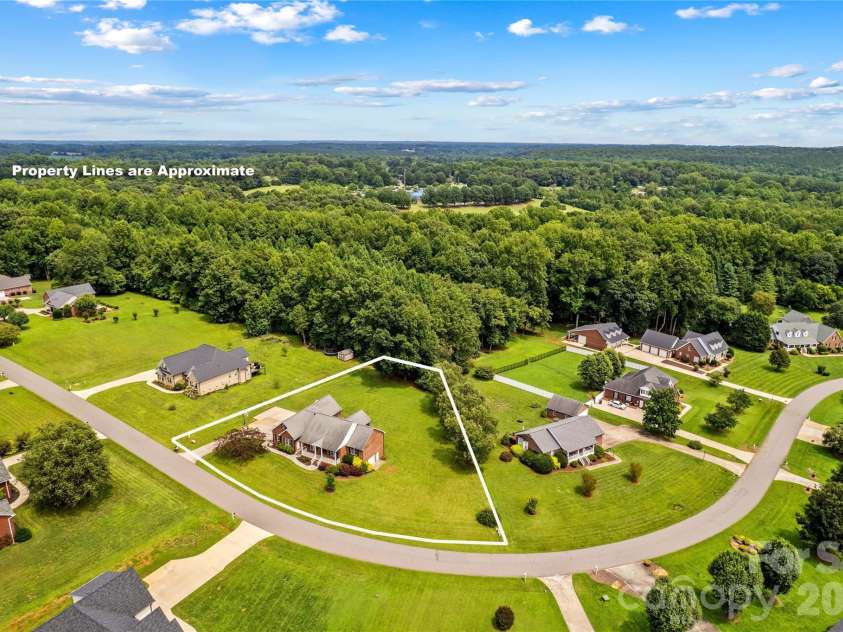 209 Seven Springs Loop, Statesville, NC 28625.  MLS# CAR4415479, YatesRealty ID 44985. 