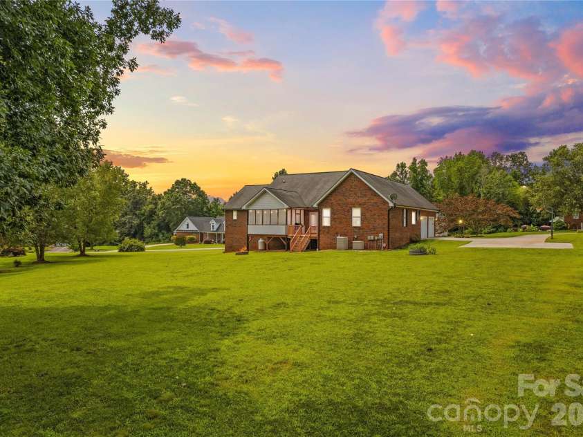 209 Seven Springs Loop, Statesville, NC 28625.  MLS# CAR4415479, YatesRealty ID 44985. 
