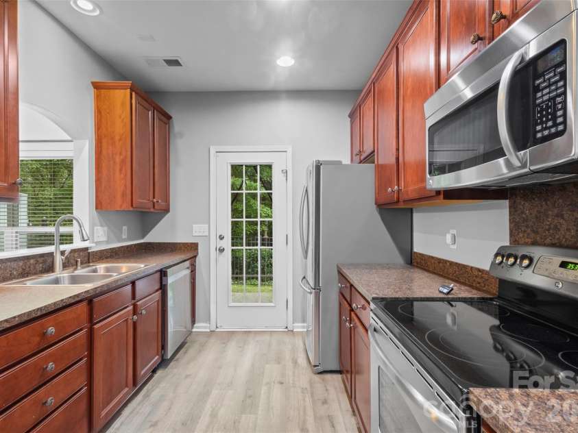 4707 Craigmoss Lane, Charlotte, NC 28278.  MLS# CAR4412951, YatesRealty ID 44986. 