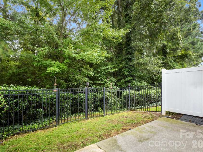4707 Craigmoss Lane, Charlotte, NC 28278.  MLS# CAR4412951, YatesRealty ID 44986. 