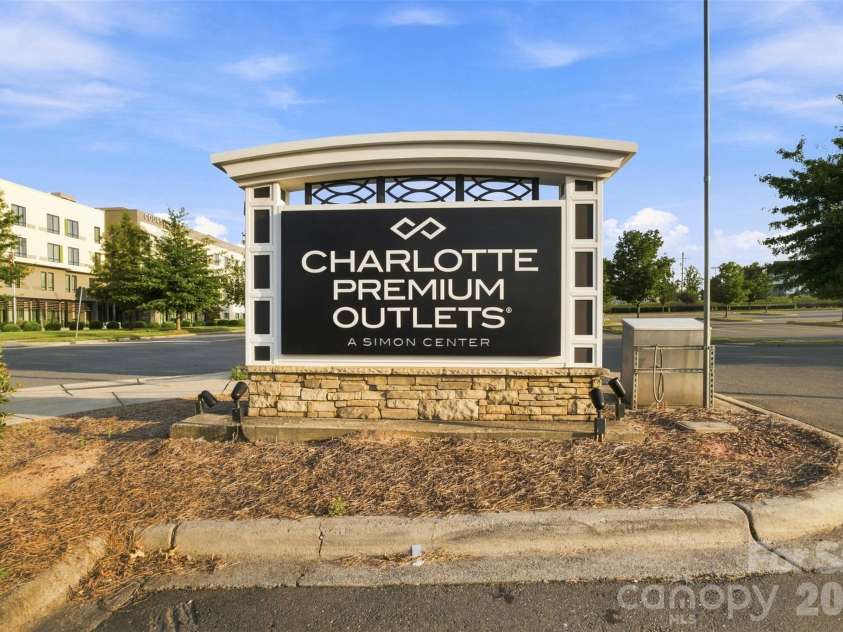 4707 Craigmoss Lane, Charlotte, NC 28278.  MLS# CAR4412951, YatesRealty ID 44986. 