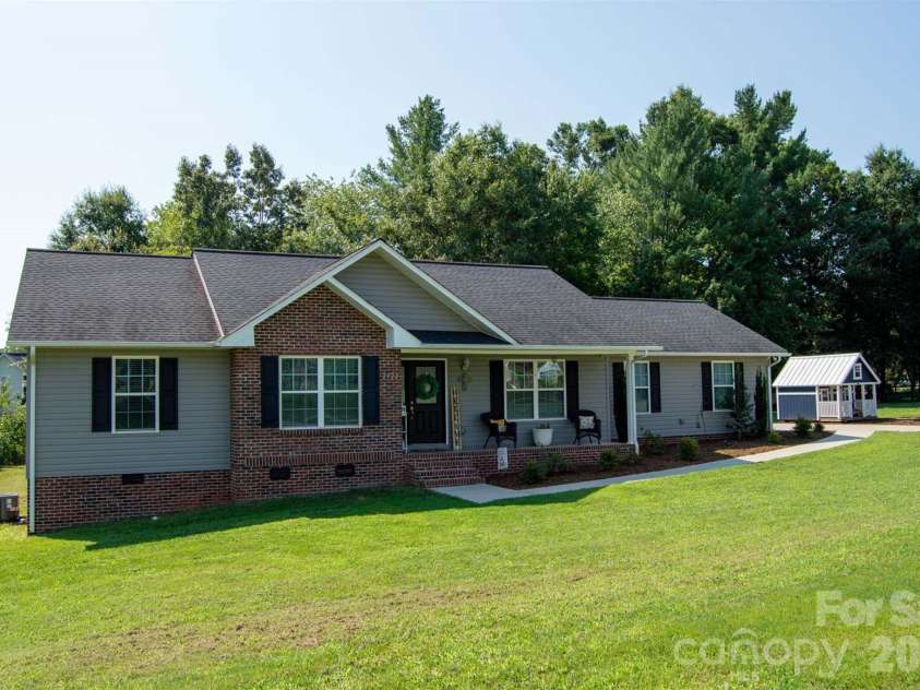 2422 23rd Street Drive, Hickory, NC 28601.  MLS# CAR4415454, YatesRealty ID 44987. 