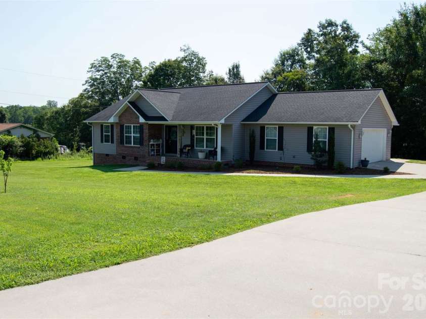 2422 23rd Street Drive, Hickory, NC 28601.  MLS# CAR4415454, YatesRealty ID 44987. 