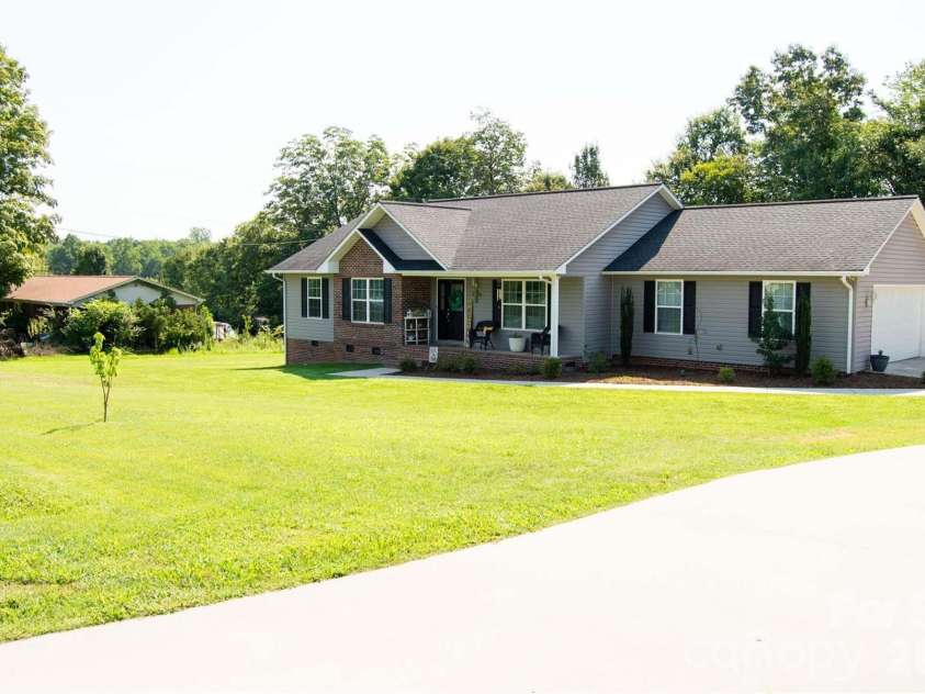 2422 23rd Street Drive, Hickory, NC 28601.  MLS# CAR4415454, YatesRealty ID 44987. 