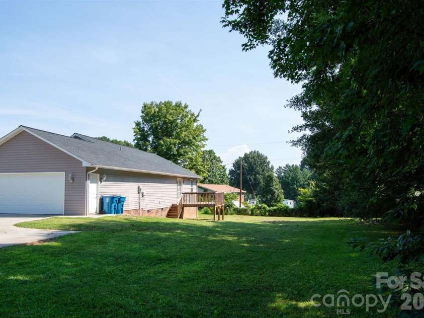 2422 23rd Street Drive, Hickory, NC 28601.  MLS# CAR4415454, YatesRealty ID 44987. 