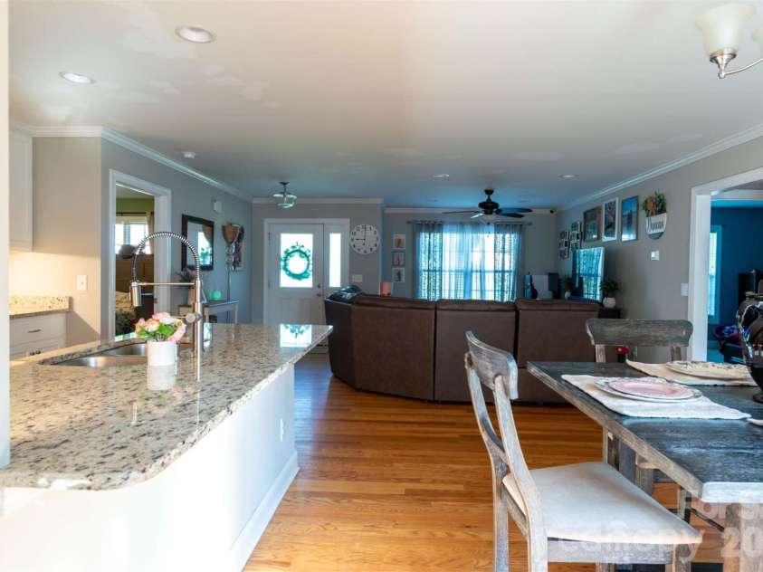 2422 23rd Street Drive, Hickory, NC 28601.  MLS# CAR4415454, YatesRealty ID 44987. 