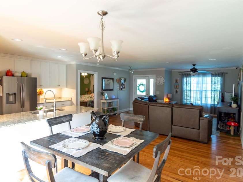2422 23rd Street Drive, Hickory, NC 28601.  MLS# CAR4415454, YatesRealty ID 44987. 