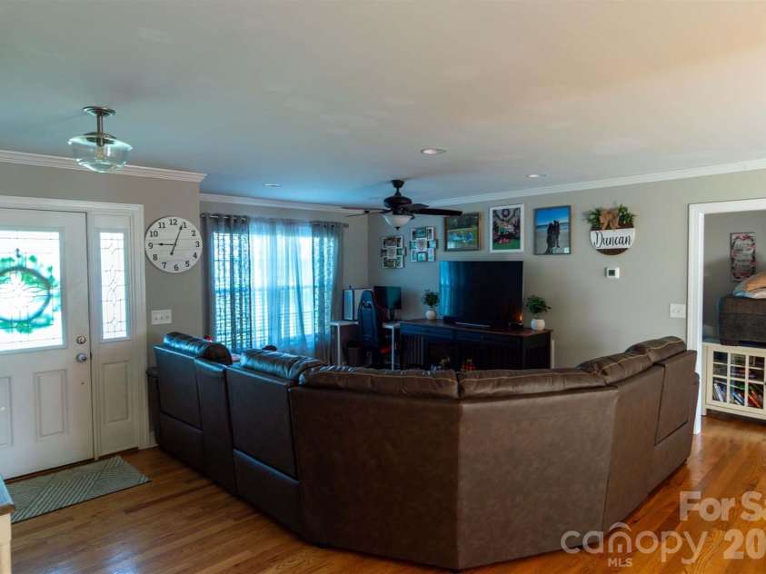 2422 23rd Street Drive, Hickory, NC 28601.  MLS# CAR4415454, YatesRealty ID 44987. 