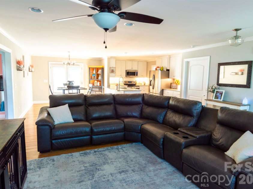 2422 23rd Street Drive, Hickory, NC 28601.  MLS# CAR4415454, YatesRealty ID 44987. 
