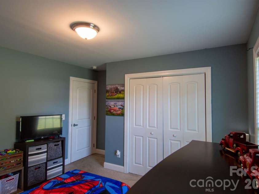 2422 23rd Street Drive, Hickory, NC 28601.  MLS# CAR4415454, YatesRealty ID 44987. 