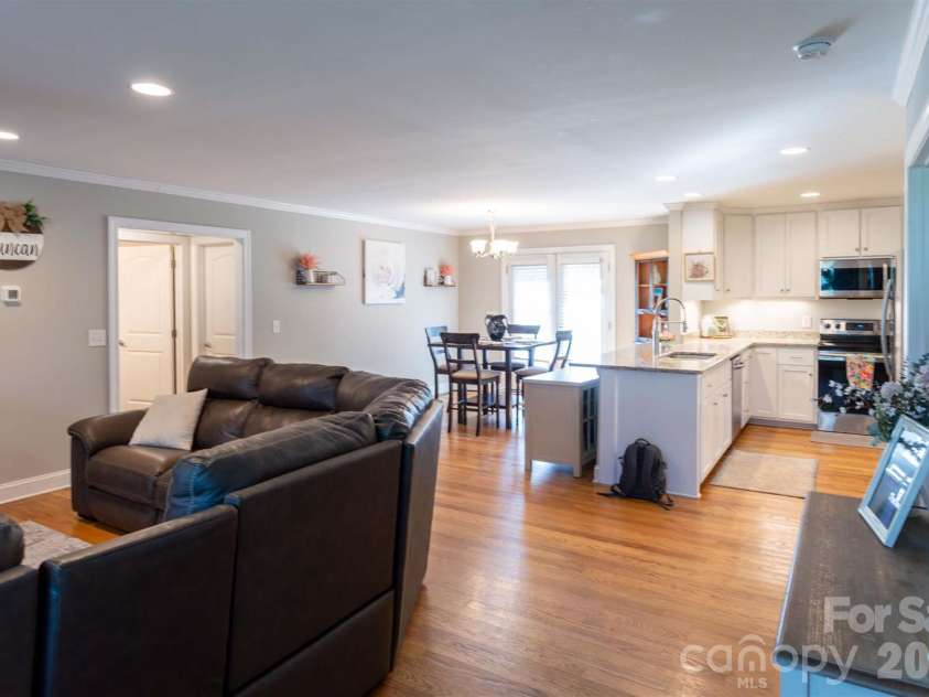 2422 23rd Street Drive, Hickory, NC 28601.  MLS# CAR4415454, YatesRealty ID 44987. 