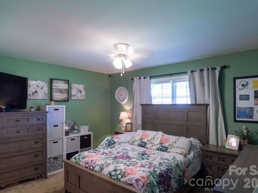 2422 23rd Street Drive, Hickory, NC 28601.  MLS# CAR4415454, YatesRealty ID 44987. 