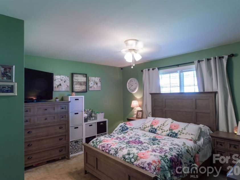 2422 23rd Street Drive, Hickory, NC 28601.  MLS# CAR4415454, YatesRealty ID 44987. 
