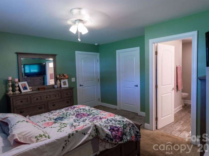 2422 23rd Street Drive, Hickory, NC 28601.  MLS# CAR4415454, YatesRealty ID 44987. 