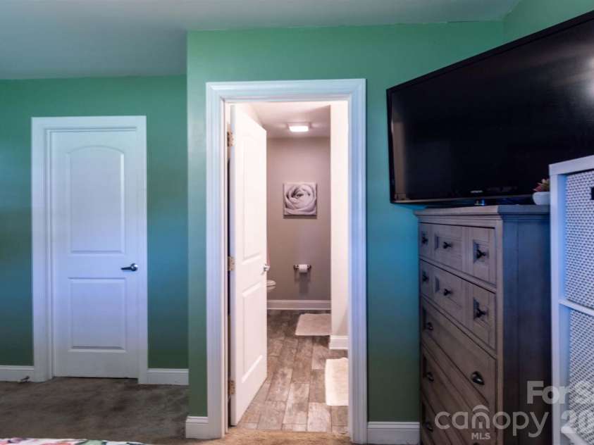 2422 23rd Street Drive, Hickory, NC 28601.  MLS# CAR4415454, YatesRealty ID 44987. 