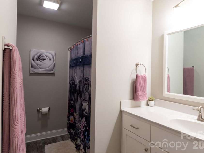 2422 23rd Street Drive, Hickory, NC 28601.  MLS# CAR4415454, YatesRealty ID 44987. 