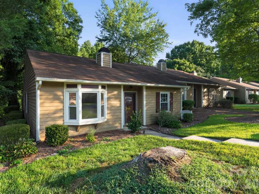 8316 Summerglen Circle, Charlotte, NC 28227.  MLS# CAR4415632, YatesRealty ID 44989. 