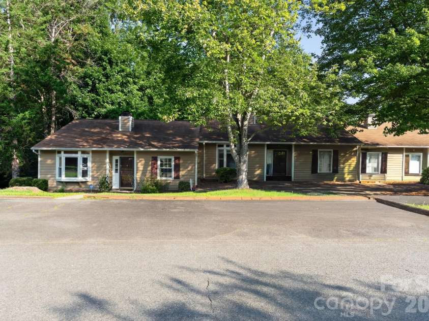 8316 Summerglen Circle, Charlotte, NC 28227.  MLS# CAR4415632, YatesRealty ID 44989. 