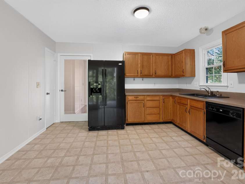 8316 Summerglen Circle, Charlotte, NC 28227.  MLS# CAR4415632, YatesRealty ID 44989. 