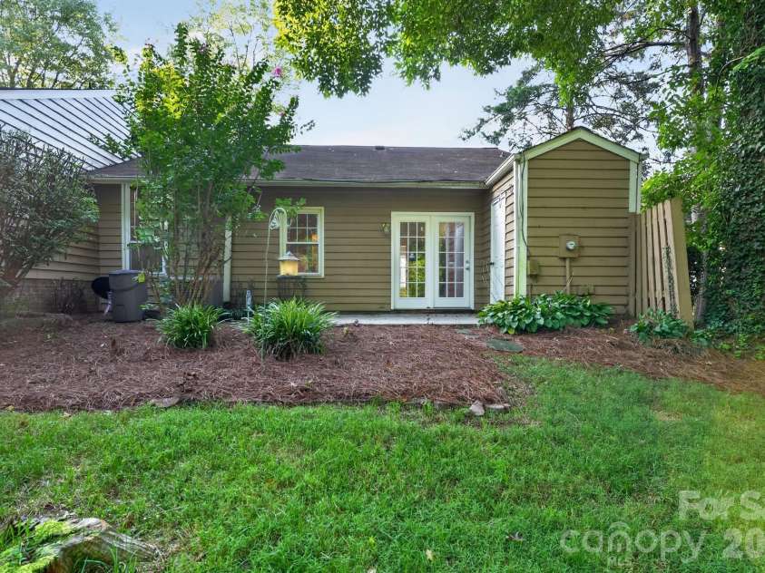 8316 Summerglen Circle, Charlotte, NC 28227.  MLS# CAR4415632, YatesRealty ID 44989. 
