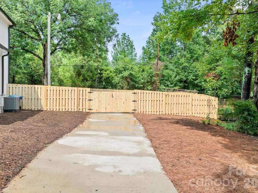 13121 Graymist Drive, Charlotte, NC 28215.  MLS# CAR4412376, YatesRealty ID 44990. 