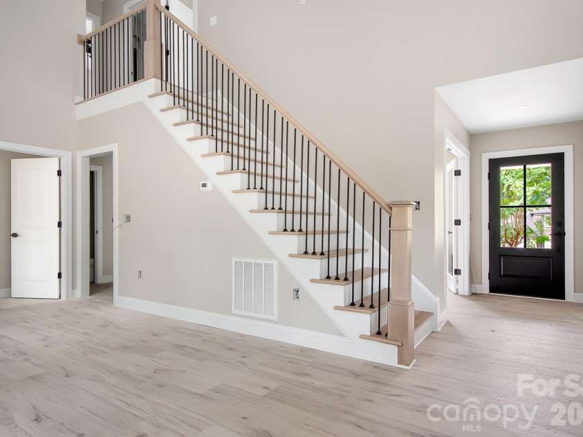 13121 Graymist Drive, Charlotte, NC 28215.  MLS# CAR4412376, YatesRealty ID 44990. 