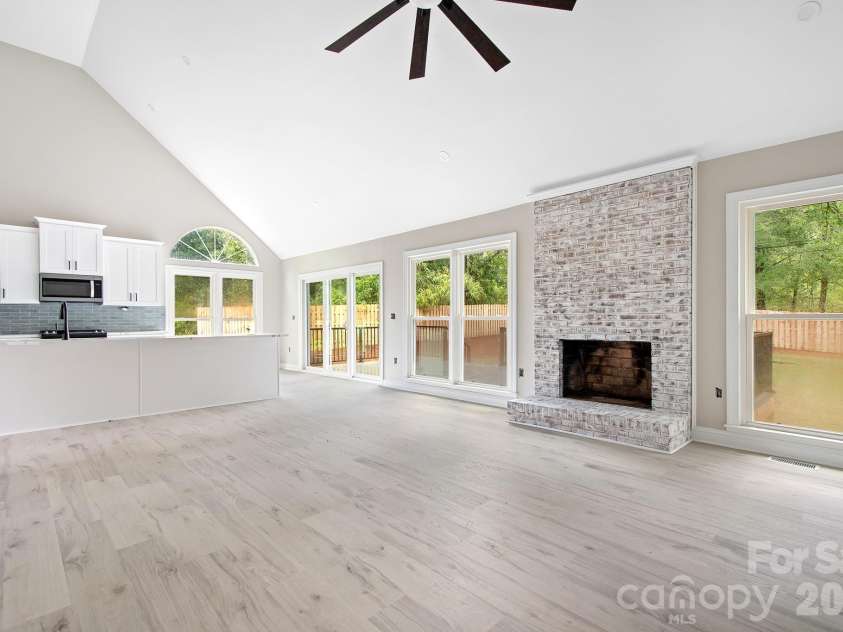 13121 Graymist Drive, Charlotte, NC 28215.  MLS# CAR4412376, YatesRealty ID 44990. 