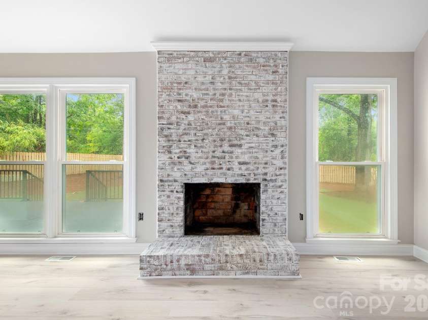 13121 Graymist Drive, Charlotte, NC 28215.  MLS# CAR4412376, YatesRealty ID 44990. 