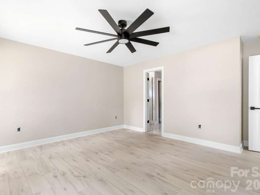 13121 Graymist Drive, Charlotte, NC 28215.  MLS# CAR4412376, YatesRealty ID 44990. 
