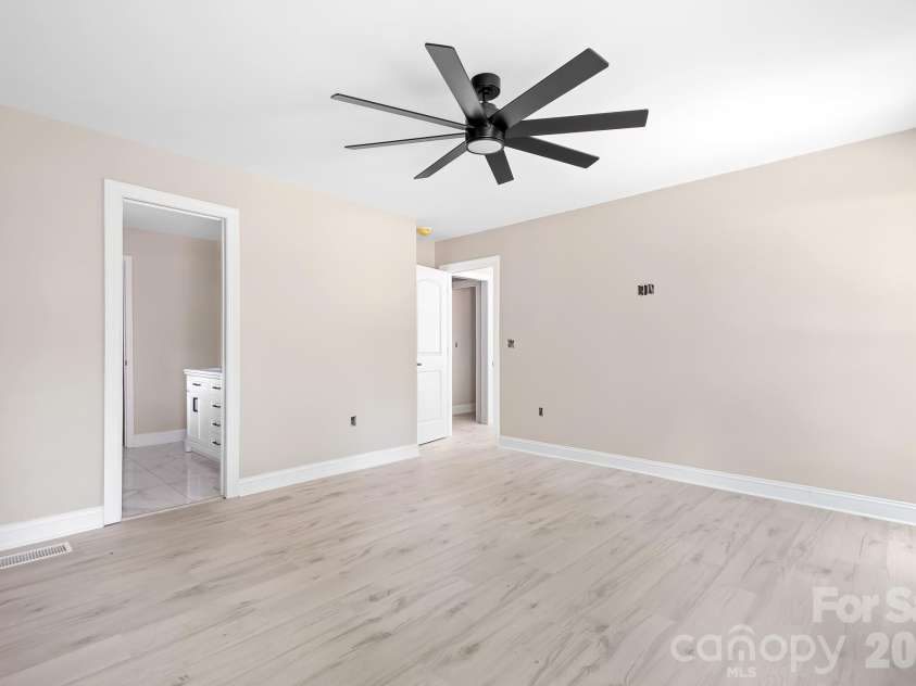 13121 Graymist Drive, Charlotte, NC 28215.  MLS# CAR4412376, YatesRealty ID 44990. 