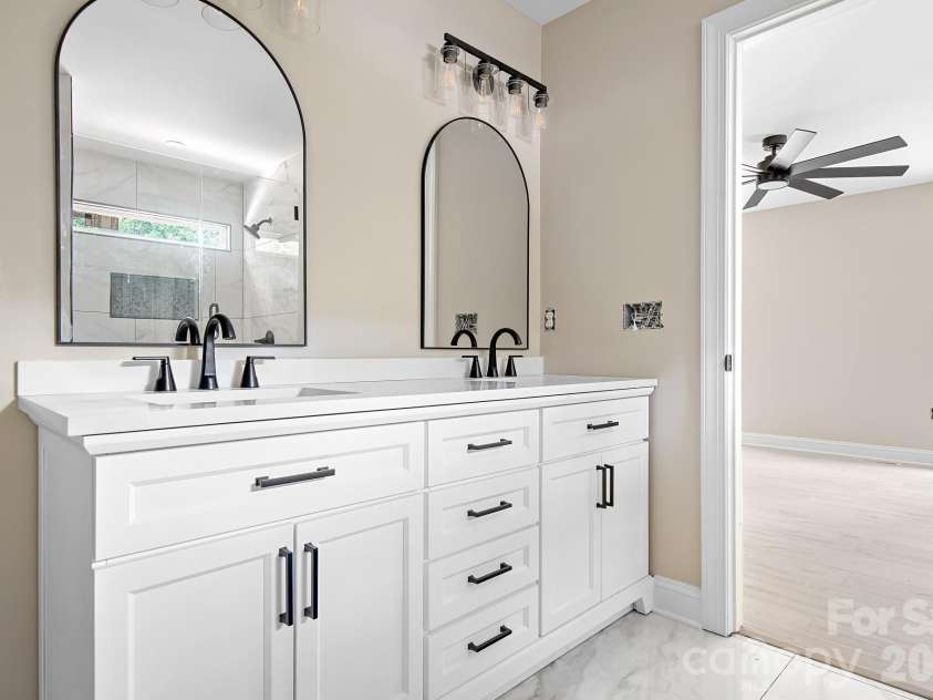 13121 Graymist Drive, Charlotte, NC 28215.  MLS# CAR4412376, YatesRealty ID 44990. 