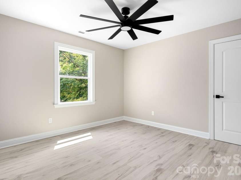 13121 Graymist Drive, Charlotte, NC 28215.  MLS# CAR4412376, YatesRealty ID 44990. 