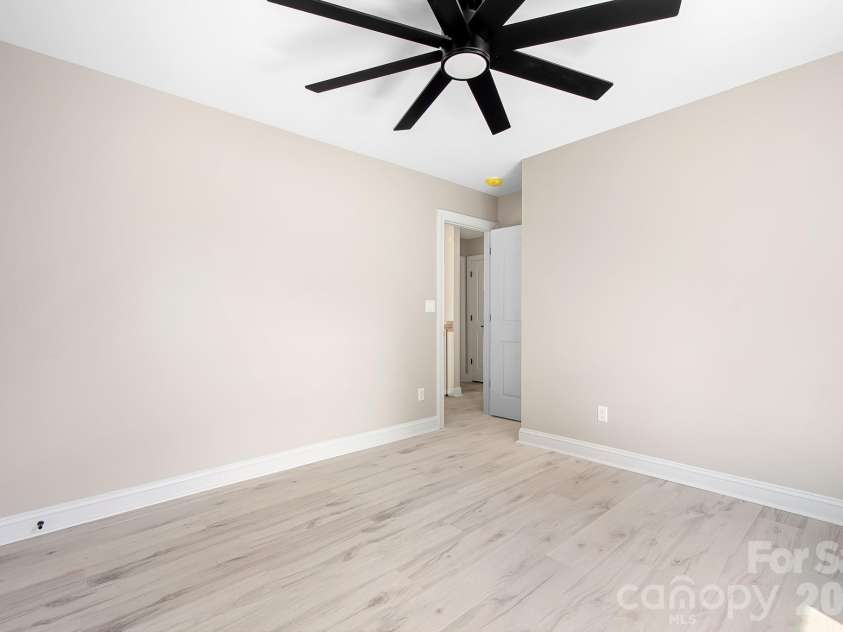 13121 Graymist Drive, Charlotte, NC 28215.  MLS# CAR4412376, YatesRealty ID 44990. 