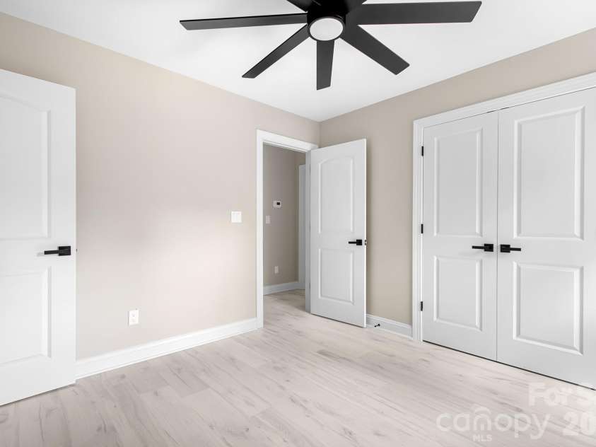 13121 Graymist Drive, Charlotte, NC 28215.  MLS# CAR4412376, YatesRealty ID 44990. 