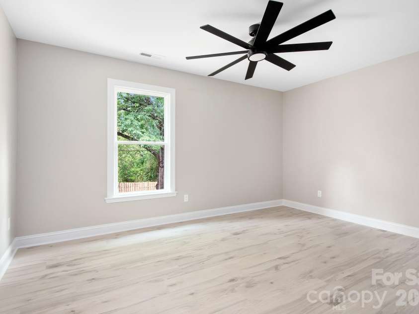 13121 Graymist Drive, Charlotte, NC 28215.  MLS# CAR4412376, YatesRealty ID 44990. 