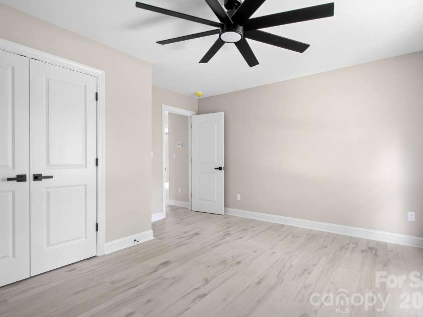 13121 Graymist Drive, Charlotte, NC 28215.  MLS# CAR4412376, YatesRealty ID 44990. 