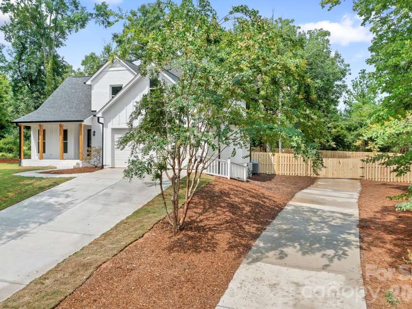 13121 Graymist Drive, Charlotte, NC 28215.  MLS# CAR4412376, YatesRealty ID 44990. 