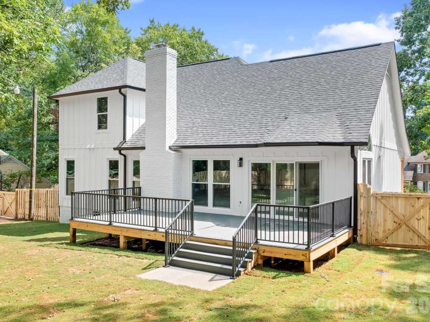 13121 Graymist Drive, Charlotte, NC 28215.  MLS# CAR4412376, YatesRealty ID 44990. 
