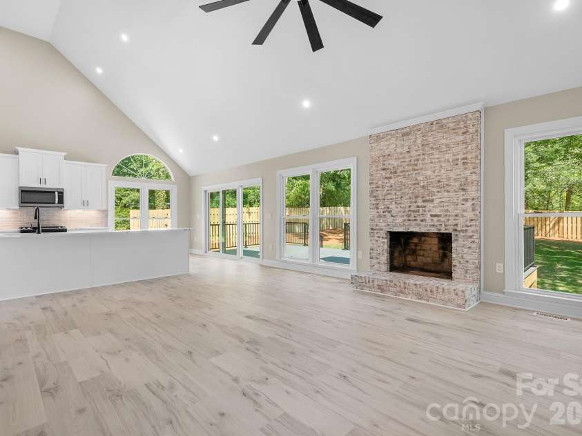 13121 Graymist Drive, Charlotte, NC 28215.  MLS# CAR4412376, YatesRealty ID 44990. 