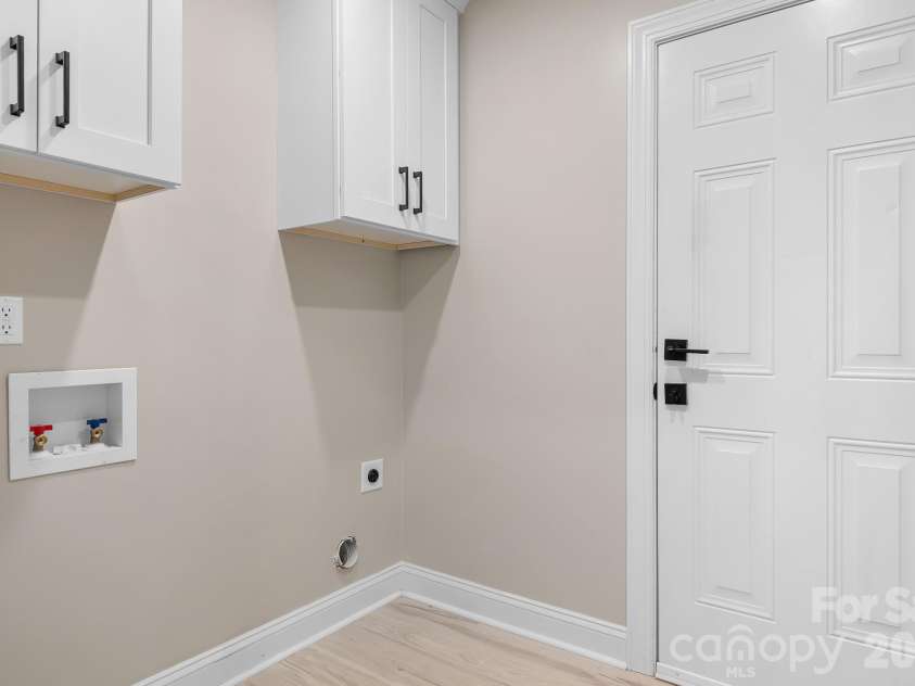 13121 Graymist Drive, Charlotte, NC 28215.  MLS# CAR4412376, YatesRealty ID 44990. 