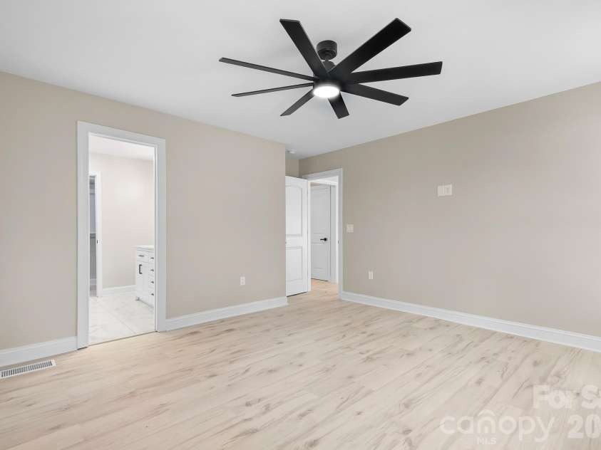 13121 Graymist Drive, Charlotte, NC 28215.  MLS# CAR4412376, YatesRealty ID 44990. 