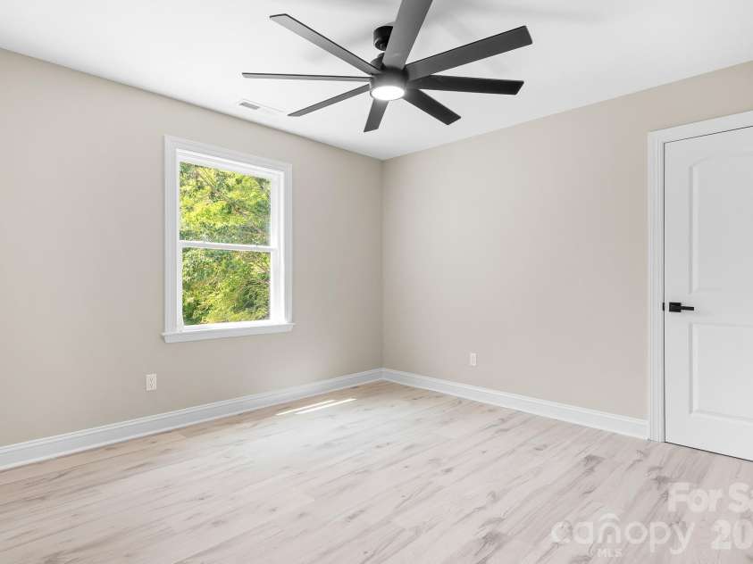13121 Graymist Drive, Charlotte, NC 28215.  MLS# CAR4412376, YatesRealty ID 44990. 