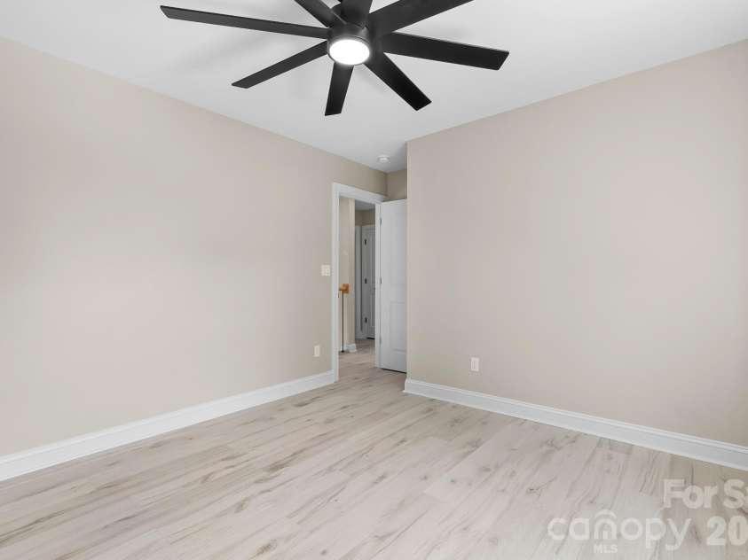 13121 Graymist Drive, Charlotte, NC 28215.  MLS# CAR4412376, YatesRealty ID 44990. 
